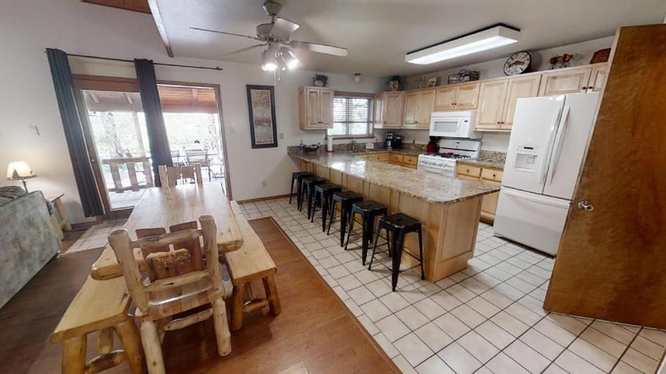 Day, Kitchen or kitchenette, Seating area, Dining area, furniture, microwave, kitchen