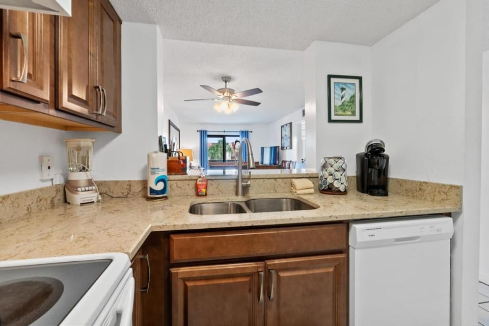 Coffee/tea facilities, Kitchen or kitchenette, dishwasher, stove, toaster