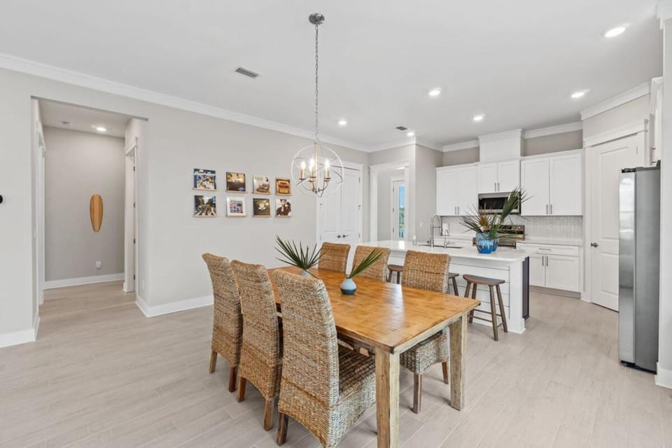 Kitchen or kitchenette, Dining area, oven, stove