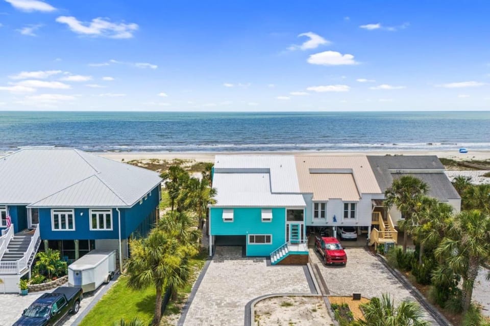 Property building, Bird's eye view, Sea view, Street view, Location, Parking