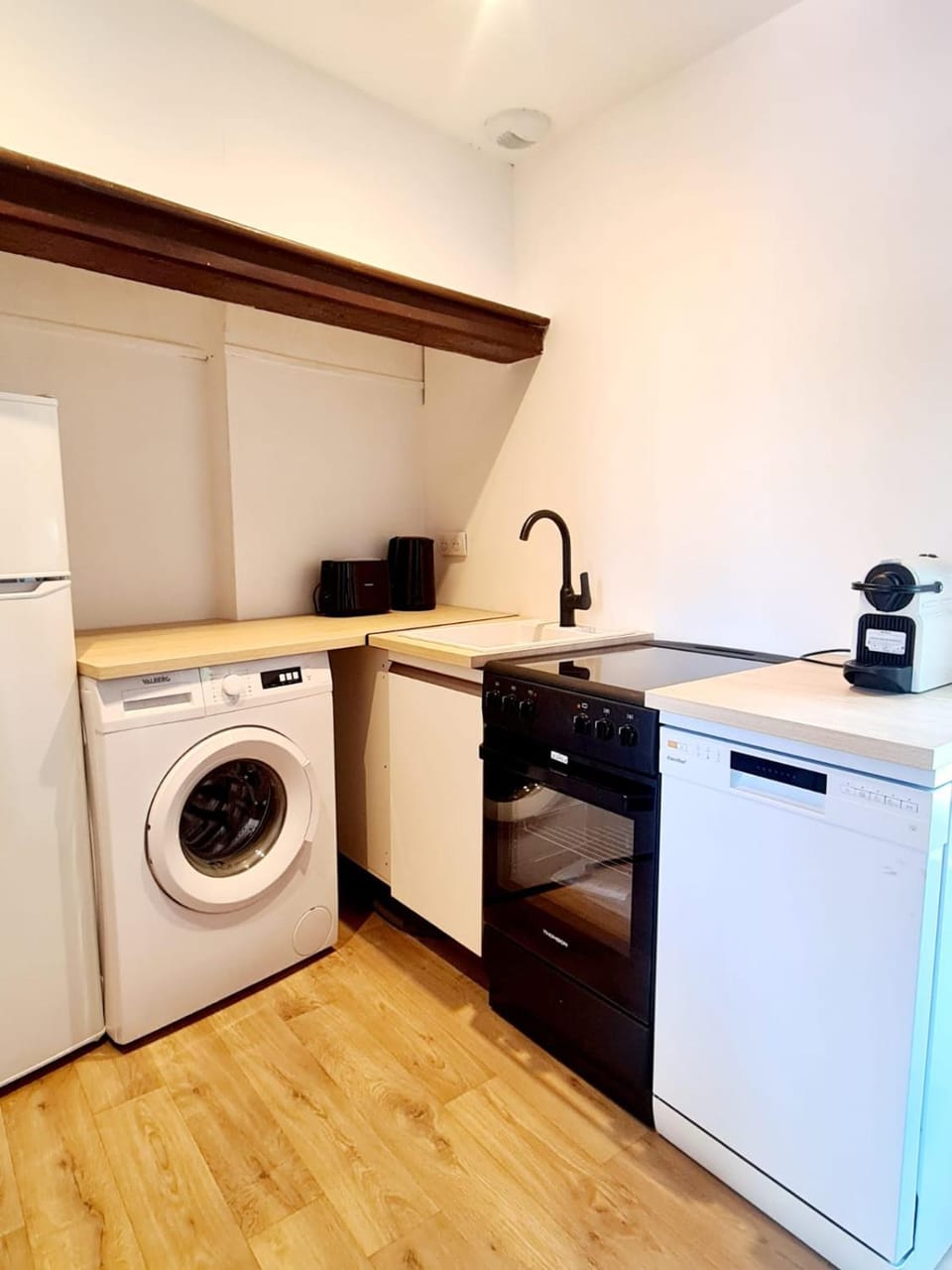 Coffee/tea facilities, Kitchen or kitchenette, dishwasher, oven, stove, washing machine