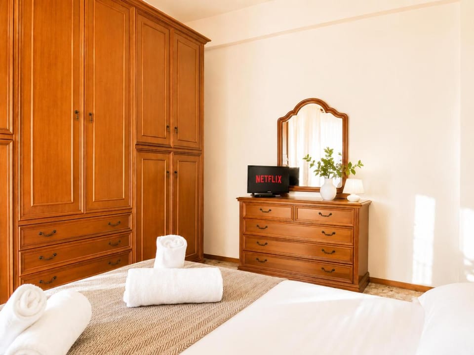 Bed, TV and multimedia, Photo of the whole room, Beach, Bedroom, towels, wardrobe