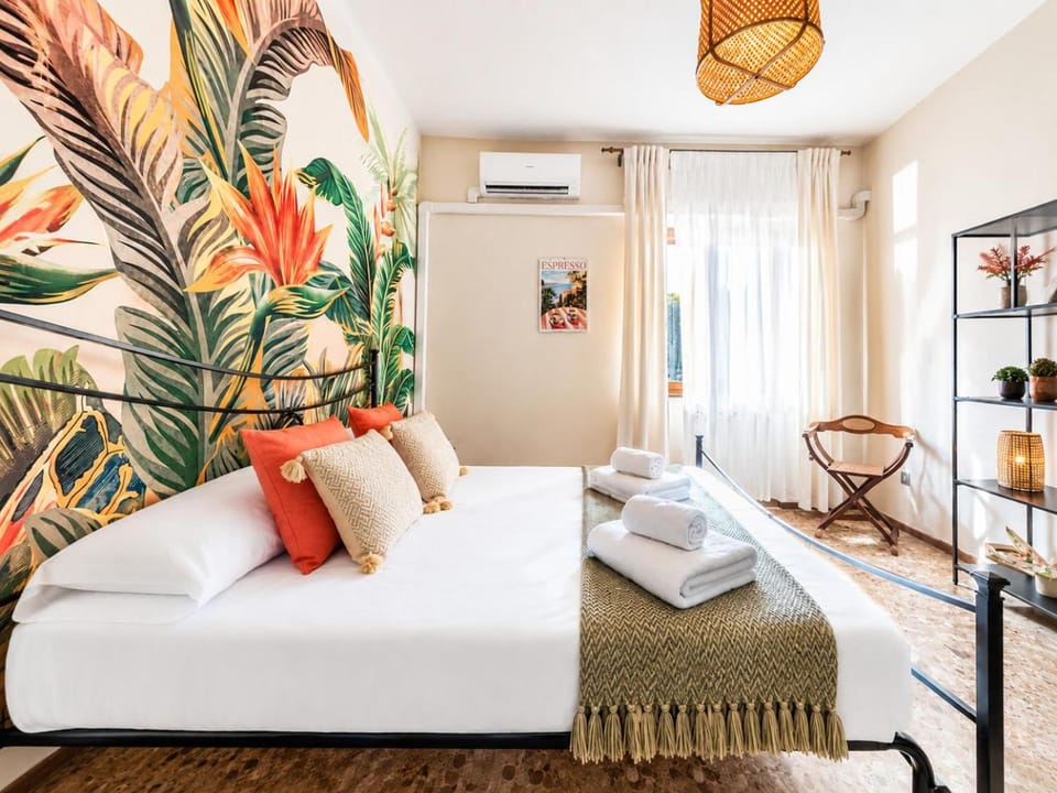 Bed, Photo of the whole room, Bedroom, air conditioner