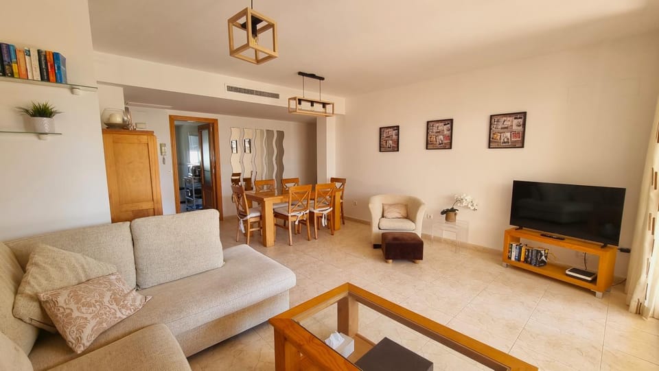 Communal lounge/ TV room, TV and multimedia, Dining area