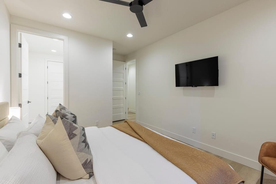 Hillcrest Poolside Retreat House in St George