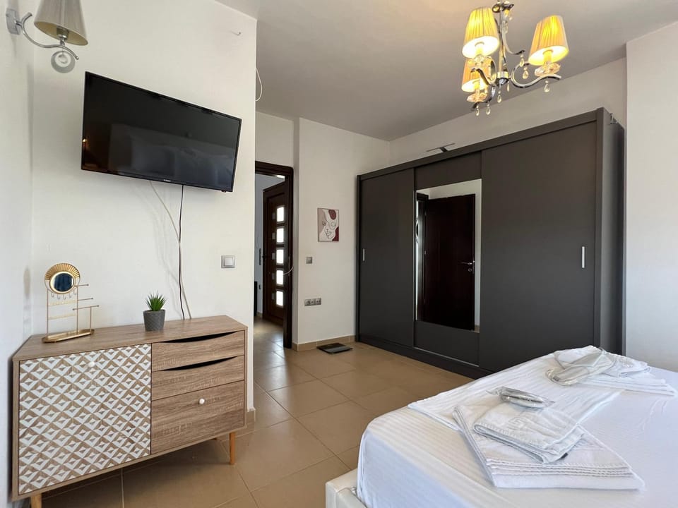 TV and multimedia, Photo of the whole room, Bedroom, towels, wardrobe