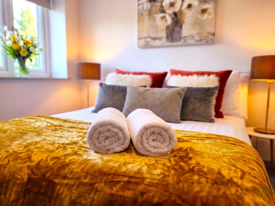 Bed, Photo of the whole room, Bedroom, towels