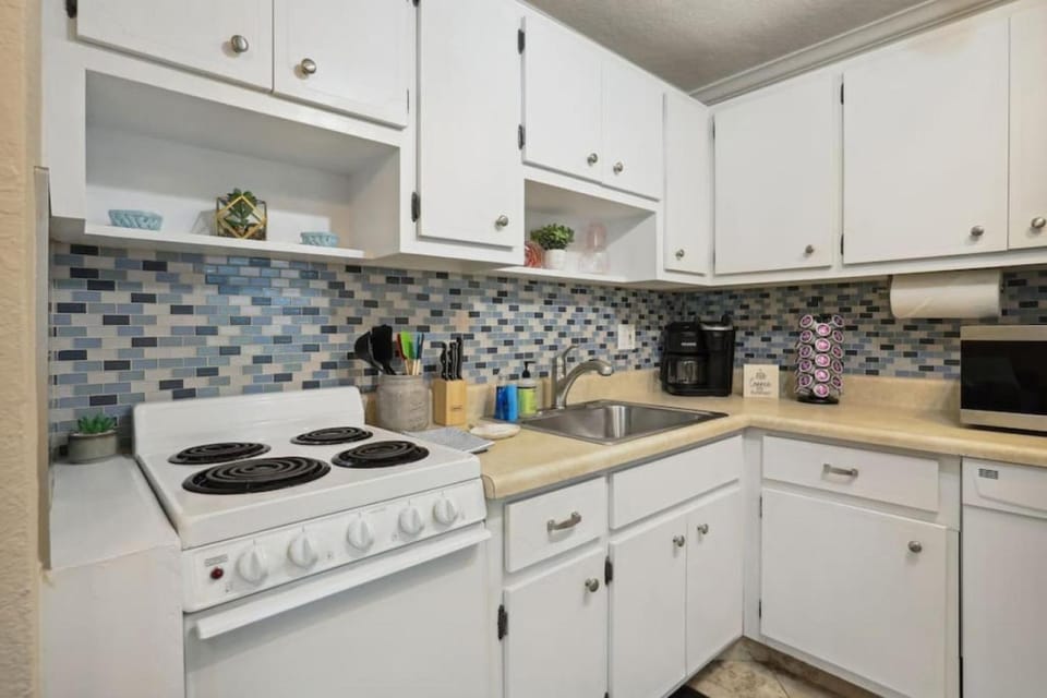 Heated Pool Steps from the Beach Apartment in Pompano Beach