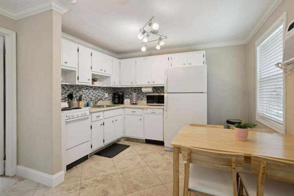 Heated Pool Steps from the Beach Apartment in Pompano Beach