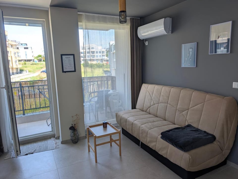 Living room, Seating area, air conditioner