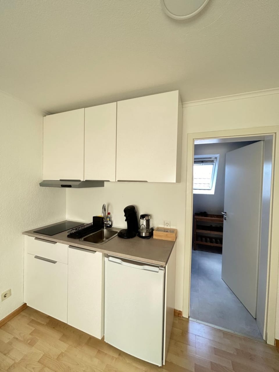 Coffee/tea facilities, Kitchen or kitchenette, stove