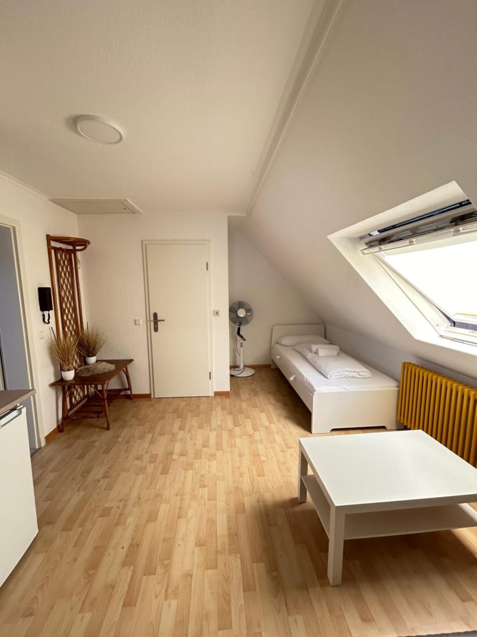 Bed, Living room, Photo of the whole room, Seating area, Bedroom