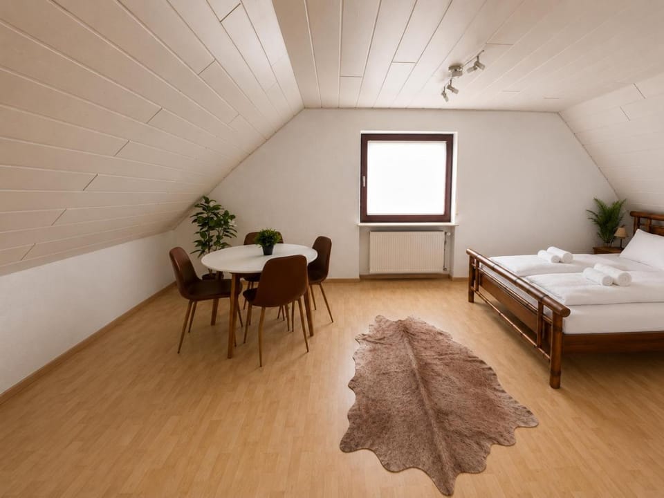 Bed, Photo of the whole room, Dining area, Bedroom, towels