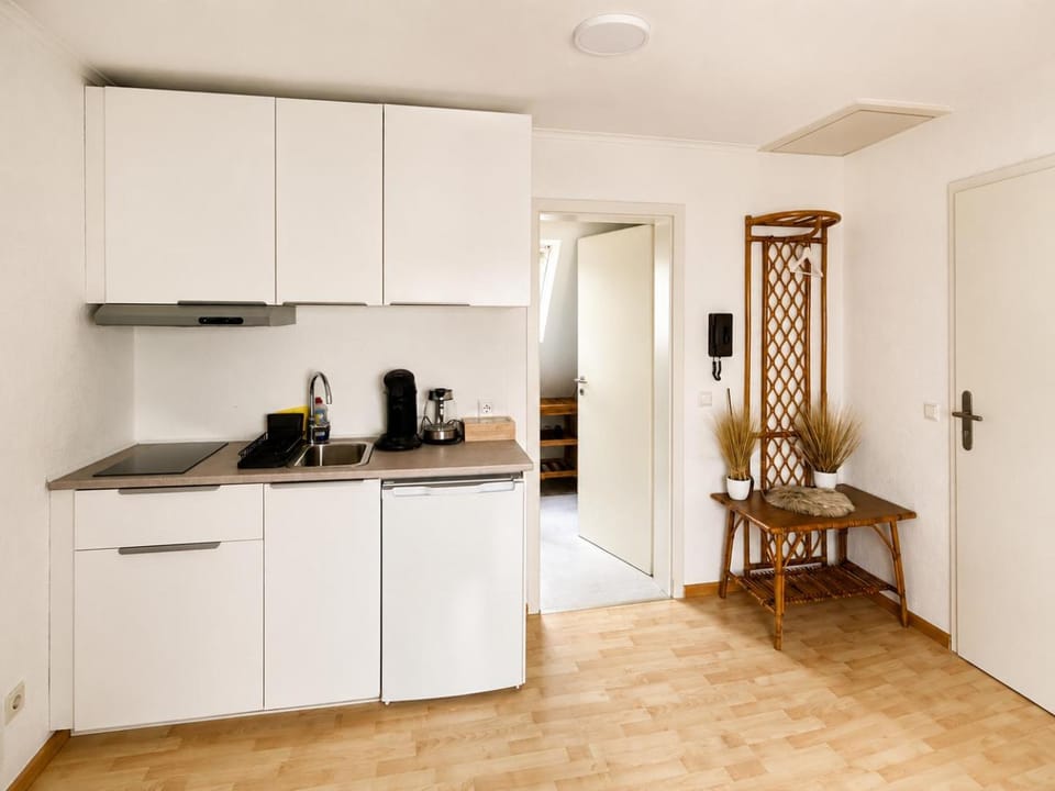Coffee/tea facilities, Kitchen or kitchenette, Dining area, stove