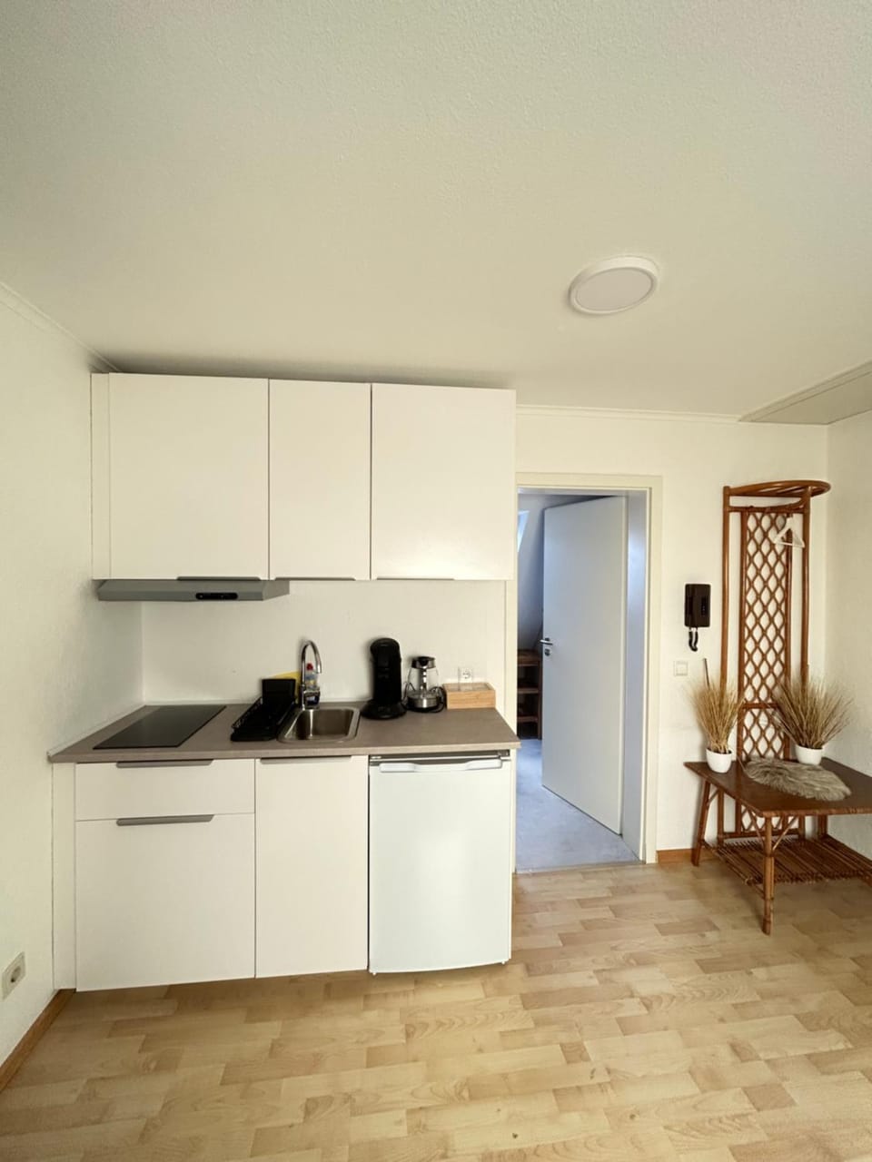 Coffee/tea facilities, Kitchen or kitchenette, stove, kitchen