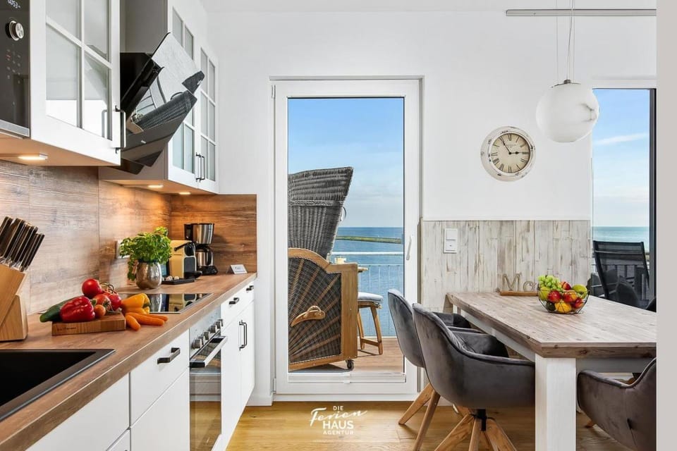 Coffee/tea facilities, Kitchen or kitchenette, Dining area, Sea view, stove