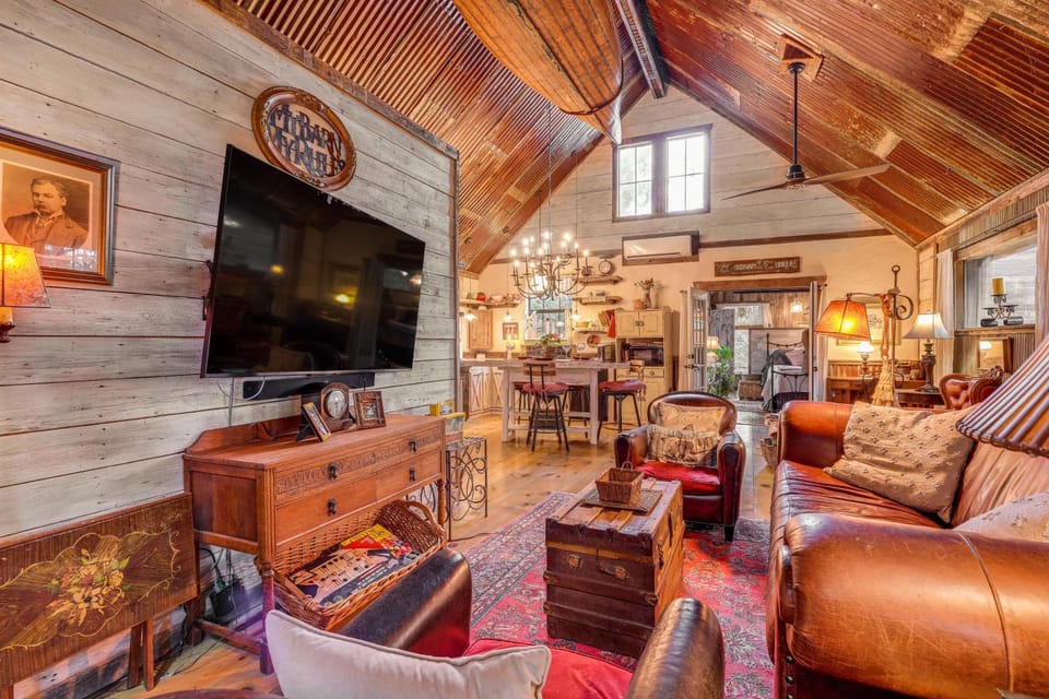 Pet-Friendly Wimberley Cabin w/ Fire Pit & Hot Tub Cabin in Rio Grande