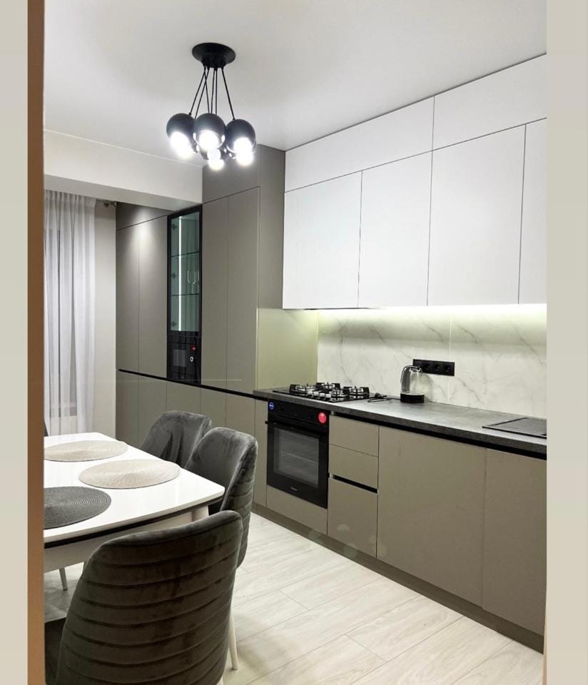 Kitchen or kitchenette, Dining area, stove