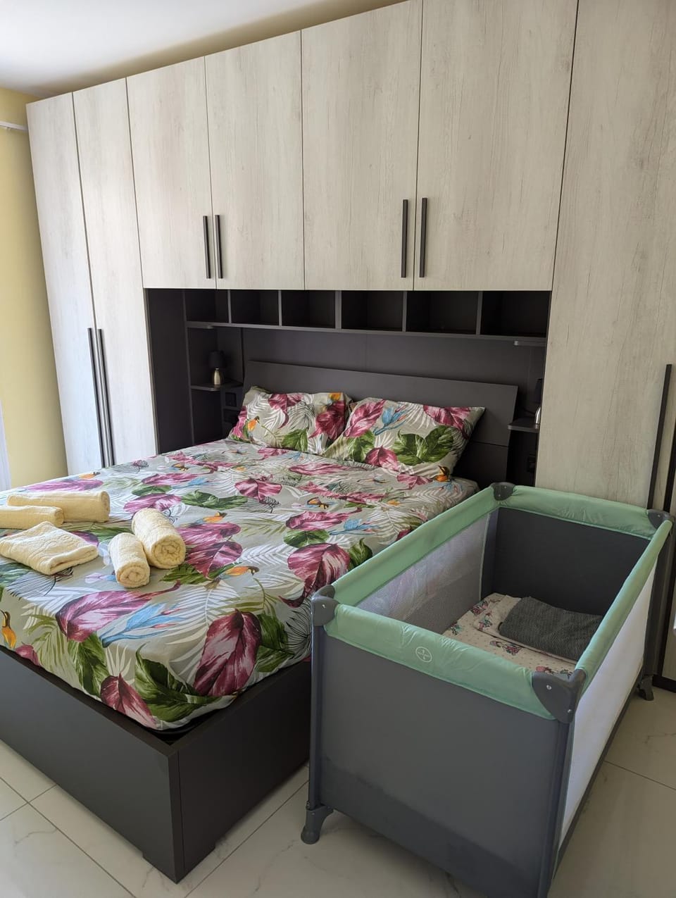 Bed, Bathroom, Photo of the whole room, Bedroom, cot, towels, wardrobe, air conditioner