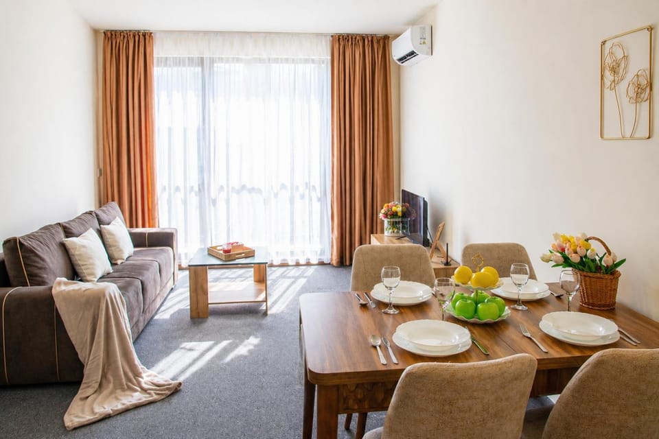 Seating area, Dining area, air conditioner