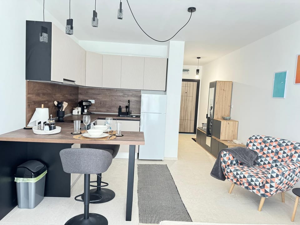 Coffee/tea facilities, Kitchen or kitchenette, Living room, Seating area, Dining area, oven, pet friendly, stove, toaster