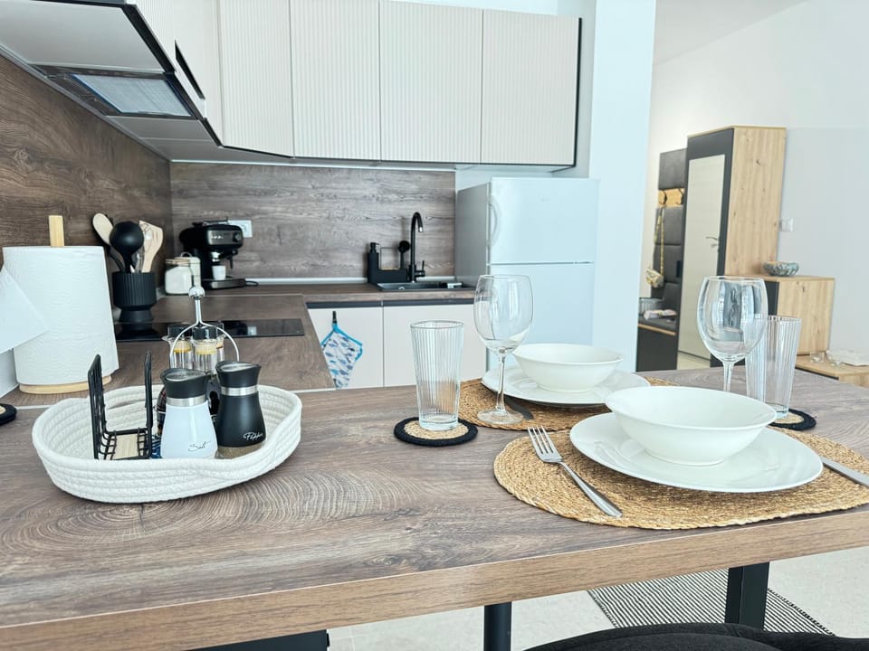 Coffee/tea facilities, Kitchen or kitchenette, Dining area