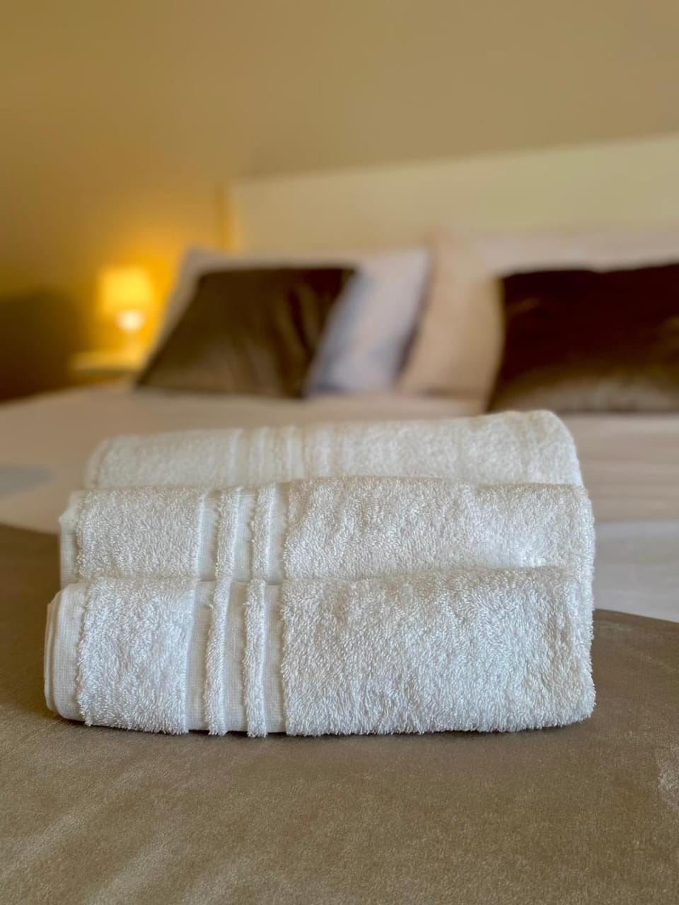 Bed, Bedroom, towels
