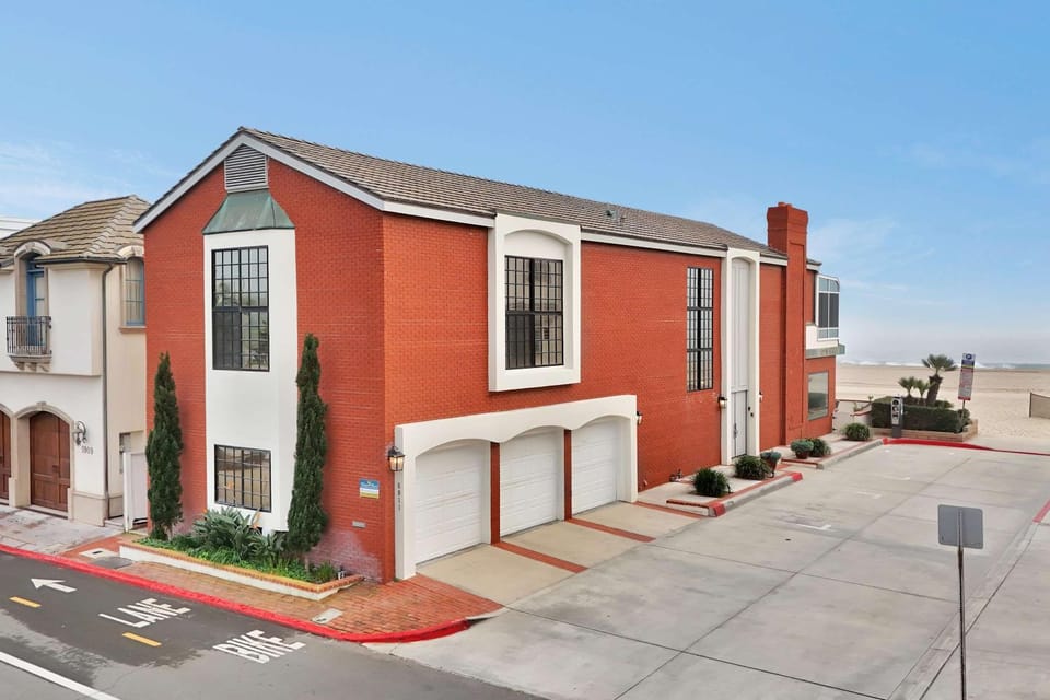 5911 Seashore Dr House in Newport Beach