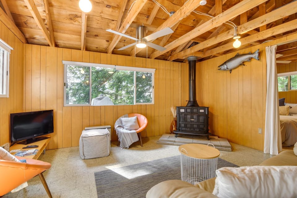 Private Dock on Messalonskee Lake: Cozy Cottage! House in Sidney