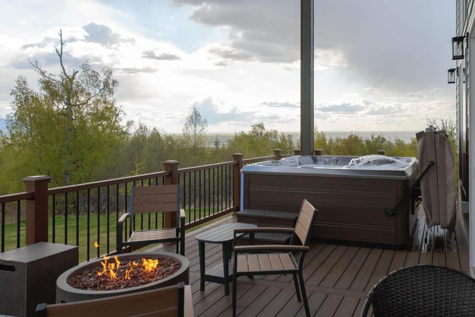 Property building, Hot Tub, Mountain view, fireplace