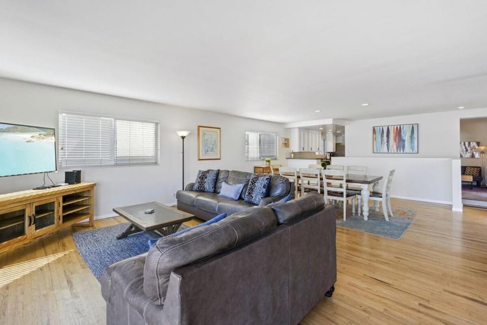 925 W Bay Ave House in Balboa Peninsula