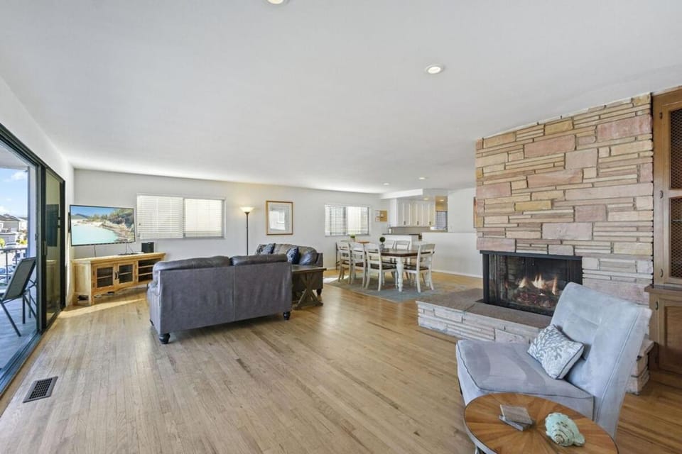 925 W Bay Ave House in Balboa Peninsula