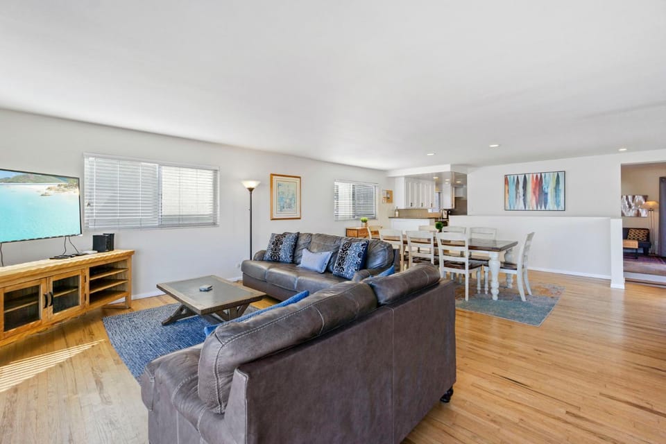 925 W Bay Ave House in Balboa Peninsula