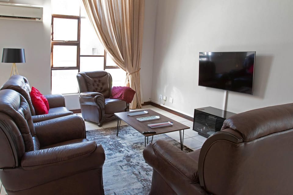 Communal lounge/ TV room, TV and multimedia, Living room, Seating area, Evening entertainment, air conditioner