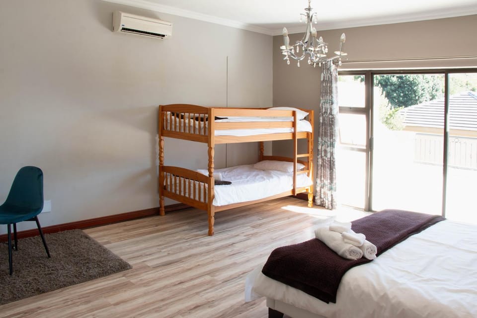 Bedroom, bunk bed, air conditioner