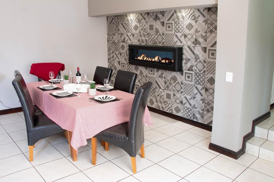 Seating area, Dining area, fireplace, air conditioner