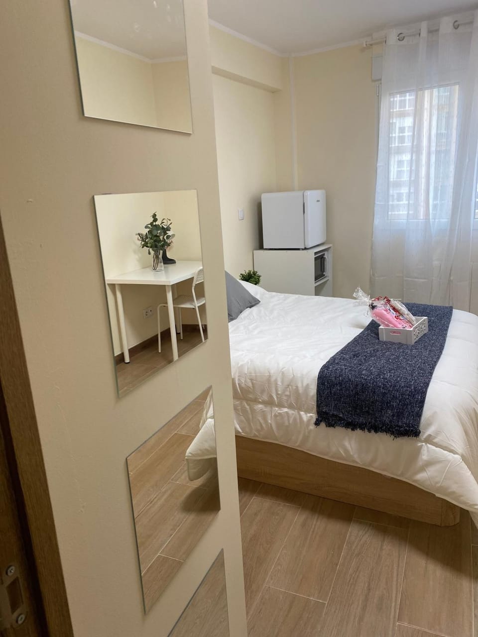 Bed, TV and multimedia, Photo of the whole room, Bedroom, towels