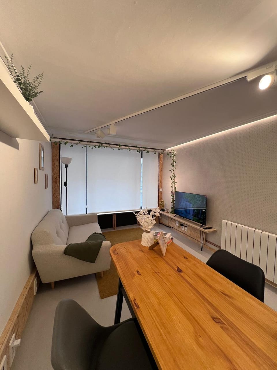 TV and multimedia, Living room, Seating area, Dining area