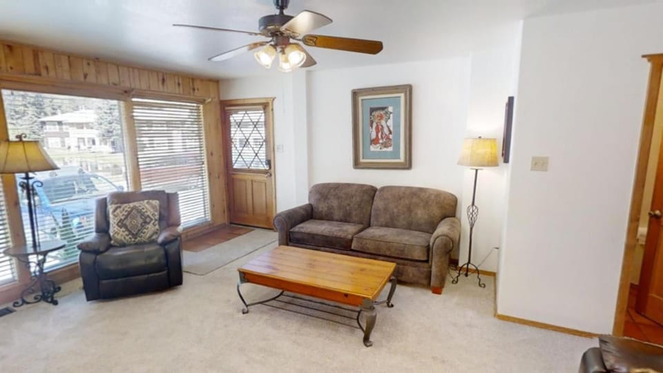 Day, Living room, Seating area, furniture