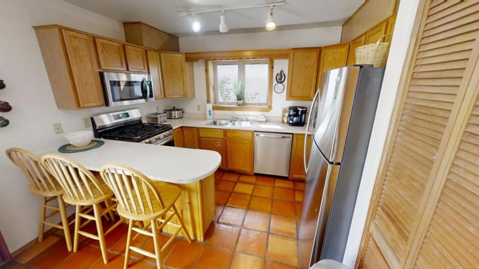 Kitchen or kitchenette, Seating area, dishwasher, furniture, microwave, oven, stove, kitchen