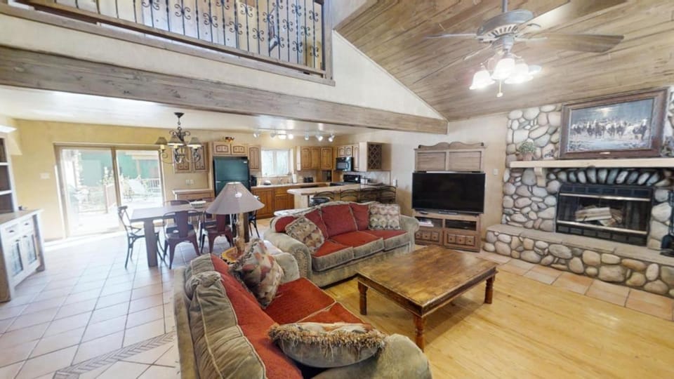 TV and multimedia, Kitchen or kitchenette, Living room, Seating area, Dining area, fireplace, furniture