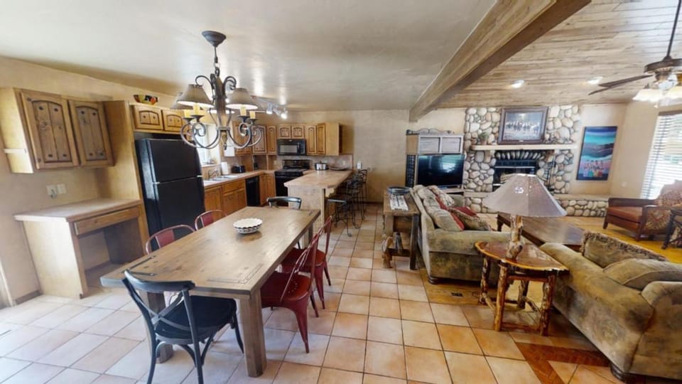 Bed, TV and multimedia, Kitchen or kitchenette, Living room, Seating area, Dining area, Bedroom, fireplace, furniture, kitchen