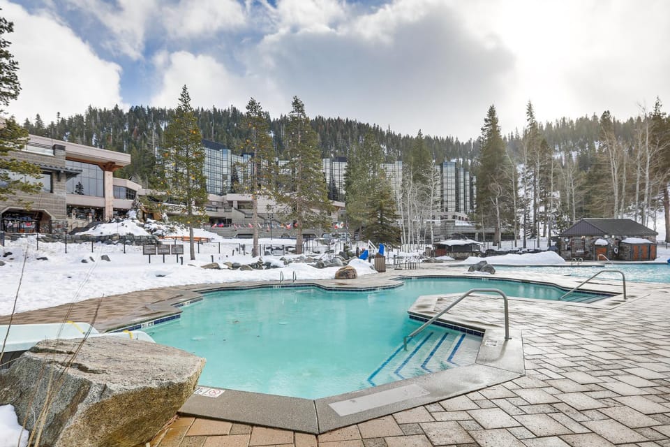 Steps to Ski Lift! Everline Suite w/ Resort Perks Apartment in Palisades Tahoe (Olympic Valley)