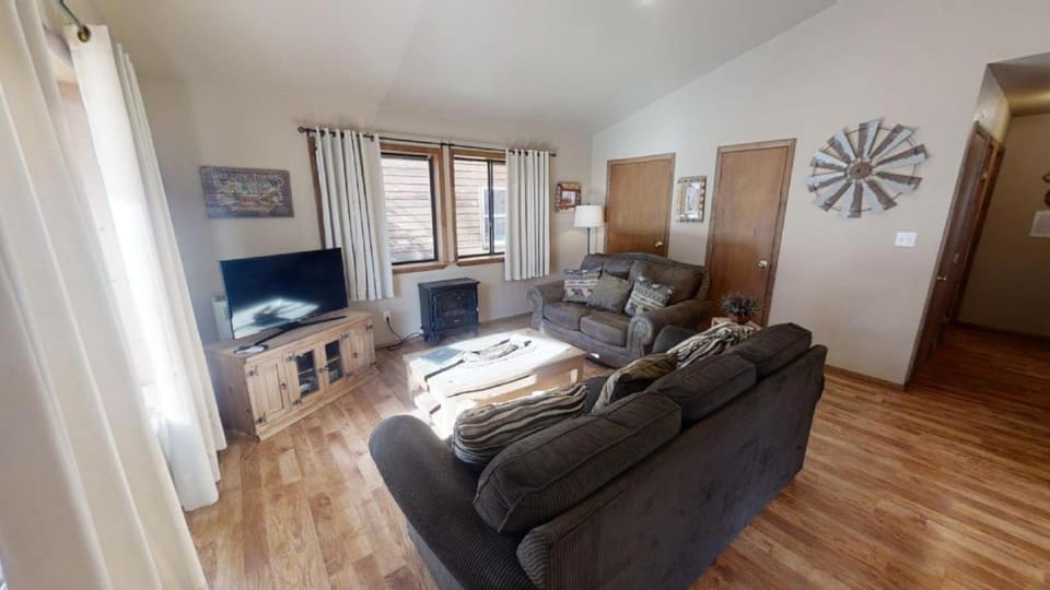 Day, TV and multimedia, Living room, Seating area, fireplace, furniture