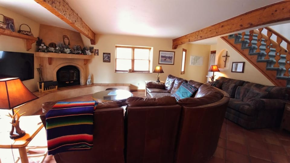 Day, TV and multimedia, Living room, fireplace, furniture