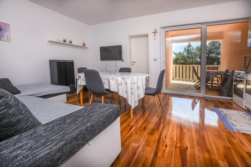 TV and multimedia, View (from property/room), Living room, Seating area, Dining area, Sea view