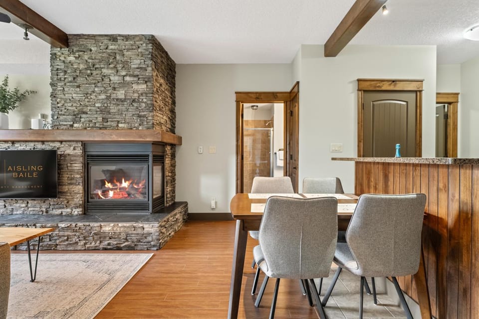 Grizzly Springs Outdoor Pool Hot Tub Fireplace Apartment in Radium Hot Springs