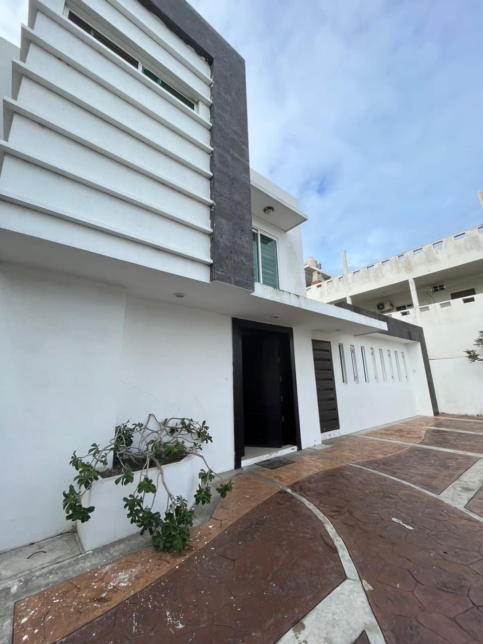 Facade/entrance