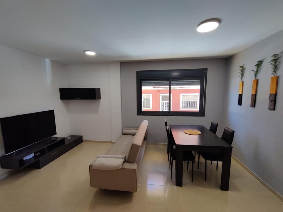 Communal lounge/ TV room, TV and multimedia, Dining area