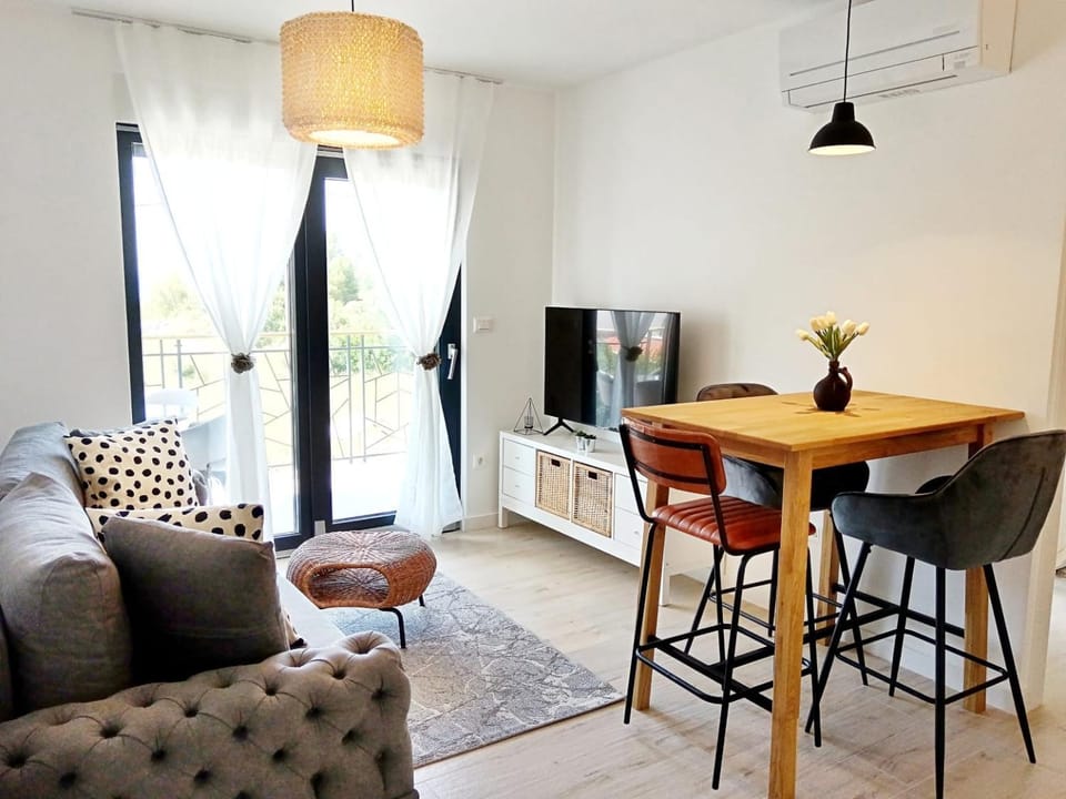 TV and multimedia, Living room, Seating area, Dining area